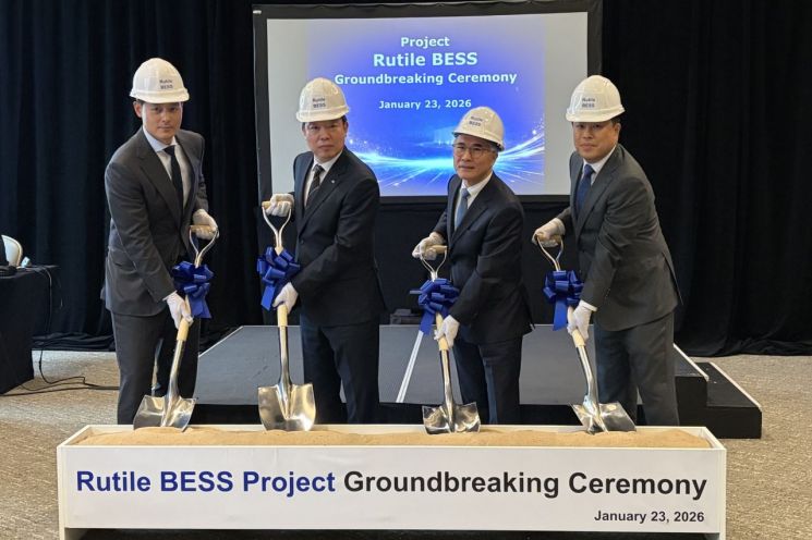 지난 23일(현지시간) 미국 텍사스 ‘루틸 BESS’ 착공식에서 기업 관계자들이 기념촬영을 하고 있다. 왼족부터 최준혁 알파자산운용대표, 박영철 남부발전 경영기획부사장, 최준석 KBI 전무, 강봉주 HD현대일렉트릭 전무.