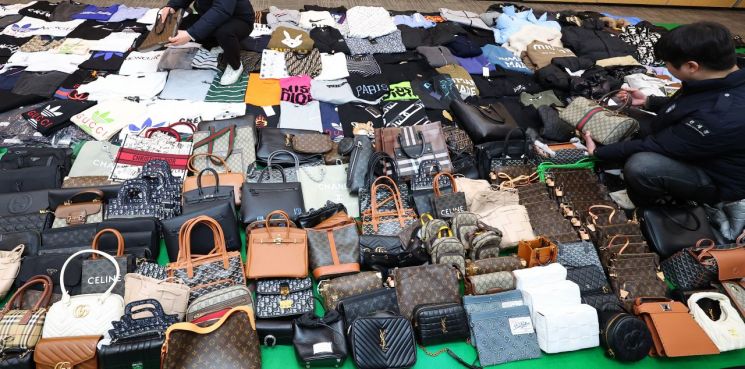 위조 명품 판매 쇼핑몰 운영조직으로부터 압수한 위조 명품들의 모습. 연합뉴스
