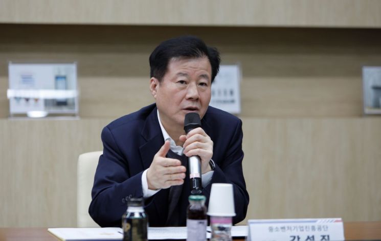 On the 27th, Kang Seokjin, Chairman of the Small and Medium Business Corporation, spoke at the Small and Medium Business Corporation visiting meeting held with the Gwangju Jeonnam Convergence Association. Small and Medium Business Corporation