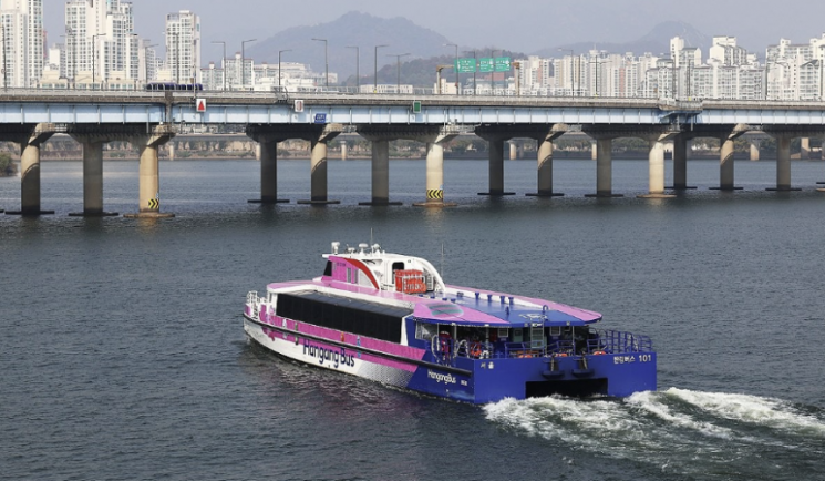 "'반쪽 운항' 한강버스, 무료 셔틀버스 왜 다니나? 예산낭비"