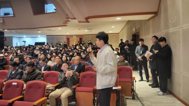 전남대 여수캠퍼스 지역발전동아리 회장이라고 밝힌 차원빈 씨가 여수캠퍼스 소외 문제와 함께 지역 상권 붕괴 등에 대해 설명하고 있다. 심진석 기자