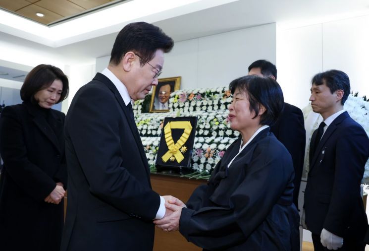 이재명 대통령이 27일 오후 서울 종로구 서울대학교병원 장례식장에 마련된 고(故) 이해찬 전 국무총리의 빈소에서 조문을 하고 있다. 연합뉴스