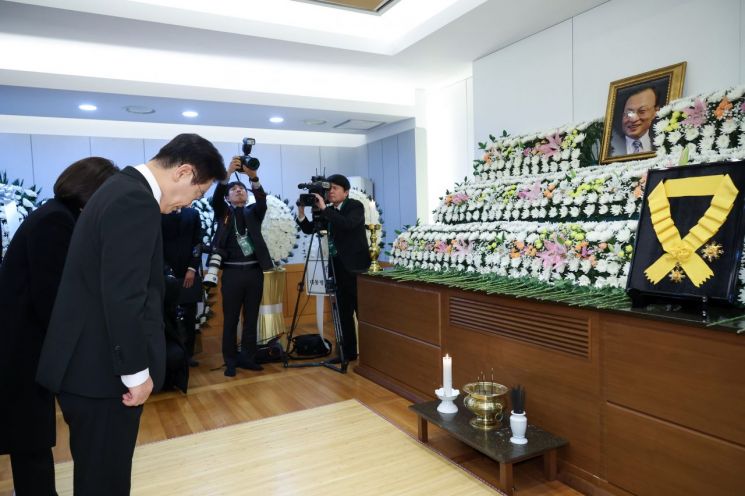 李대통령 부부, 이해찬 前 총리 빈소 조문…국민훈장 무궁화장 추서