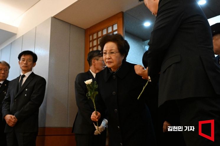 권양숙 여사가 27일 오후 서울 종로구 서울대학교병원 장례식장에 마련된 고(故) 이해찬 전 국무총리의 빈소에서 조문을 하고 있다. 사진공동취재단