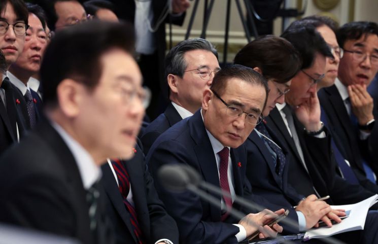 靑 "북한 미사일 발사는 안보리 결의 위반…도발 즉각 중단"