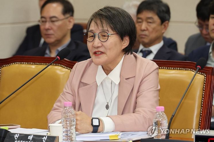 권태선 방송문화진흥회 이사장이 23일 국회 과학기술정보방송통신위원회에서 열린 한국방송공사(KBS), 한국교육방송공사(EBS), 문화방송(MBC) 대주주 방송문화진흥회 등에 대한 국정감사에서 위원 질의에 답하고 있다. 연합뉴스.