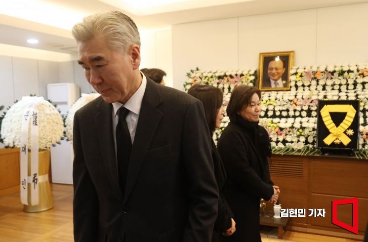 성 김 현대자동차 사장이 27일 오후 서울 종로구 서울대학교병원 장례식장에 마련된 고(故) 이해찬 전 국무총리의 빈소에서 조문을 하고 있다. 사진공동취재단