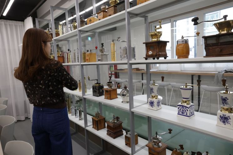 한 관람객이 말베르크 전시관에서 커피그라인더를 둘러보고 있다. 노원구 제공.