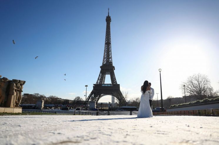 "부부 사이서도 동의 있어야" 프랑스 의회, 성관계 의무 규정 삭제 움직임