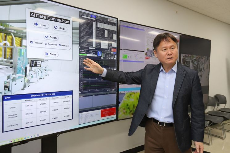 이택민 기계연 책임연구원이 디지털트윈 기반 자율제조 테스트베드 운영 화면을 설명하고 있다. 기계연 제공