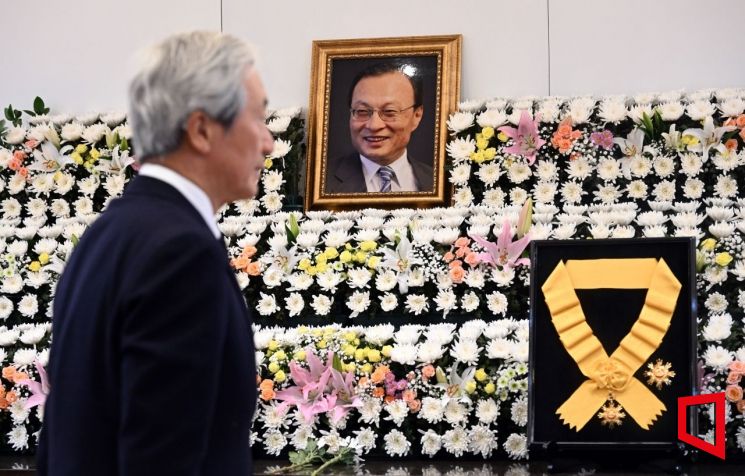 정몽준 아산나눔재단 명예이사장이 28일 오전 서울 종로구 서울대학교병원 장례식장에 마련된 고(故) 이해찬 전 국무총리의 빈소에서 조문을 하고 있다. 사진공동취재단