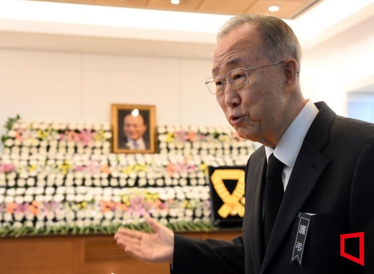 반기문 전 유엔 사무총장이 28일 오전 서울 종로구 서울대학교병원 장례식장에 마련된 고(故) 이해찬 전 국무총리의 빈소에서 조문을 하고 있다. 사진공동취재단