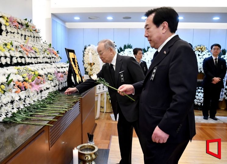 손경식 한국경영자총협회장(왼쪽)과 김기문 중소기업중앙회장이 28일 오전 서울 종로구 서울대학교병원 장례식장에 마련된 고(故) 이해찬 전 국무총리의 빈소에서 조문을 하고 있다. 사진공동취재단