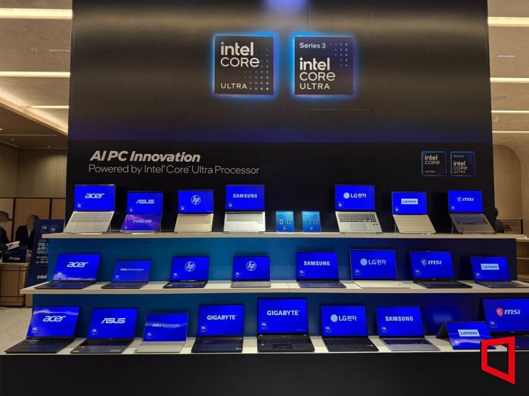 인텔은 28일 서울 강남구 웨스틴 서울 파르나스에서 인텔 AI PC 쇼케이스 기자간담회를 개최했다. 간담회 장소에서 인텔 코어 울트라 시리즈가 탑재된 노트북 PC들이 전시돼 있다. 이명환 기자