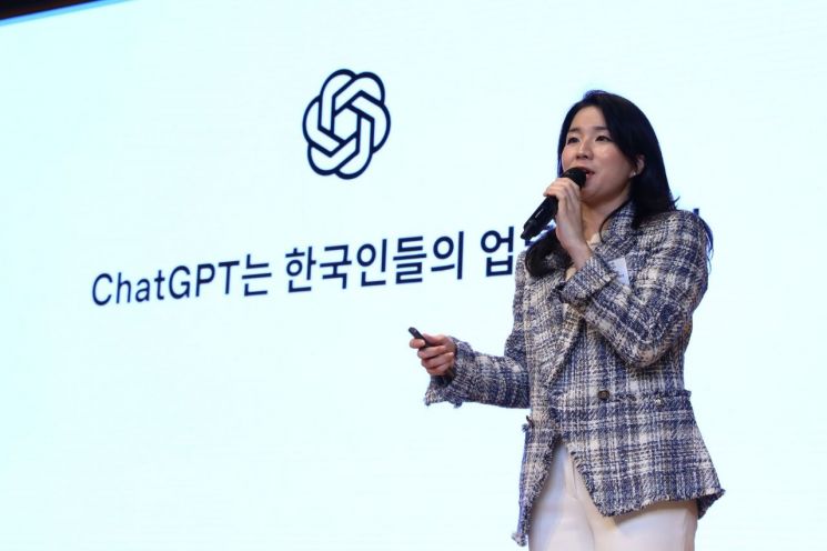 삼성SDS는 28일 서울 송파구 잠실사옥에서 마젤란홀에서 '엔터프라이즈 AI 커넥트 2026' 세미나를 개최했다. 한지은 오픈AI 코리아 전략 어카운트 디렉터가 챗GPT 엔터프라이즈의 활용 사례를 소개하고 있다. 삼성SDS 제공