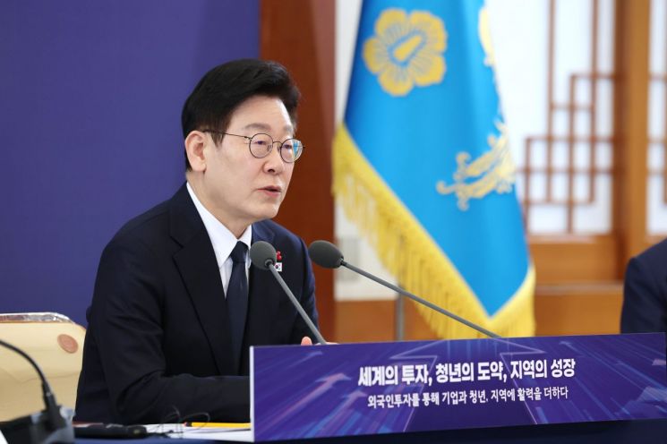 李, 코스피 최고점 찍은 날 "여전히 저평가, 성장 가능성 매우 높아"