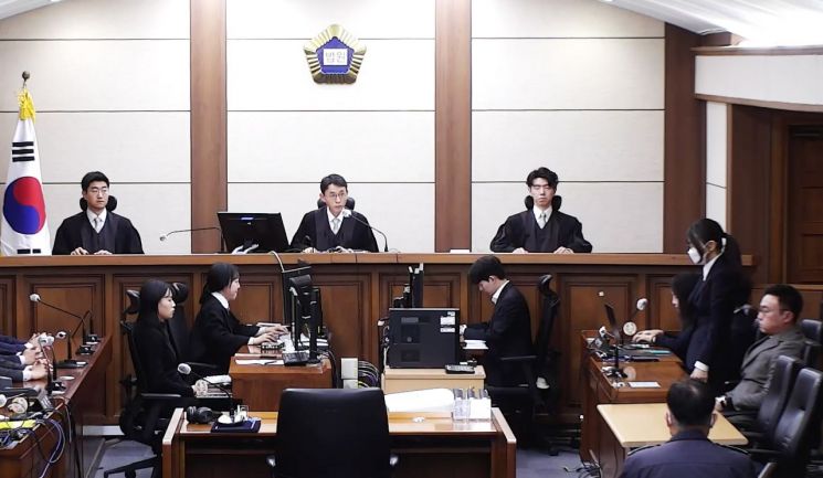 김건희 1심 징역 1년8개월… 헌정사 첫 '전직 대통령 부부 동시 실형'(종합)