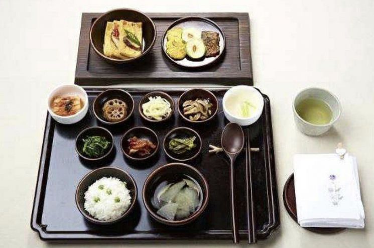 被指定为国家非物质文化遗产的“寺院饮食”。照片为首尔津宽寺的寺院饮食。韩国佛教文化事业团提供