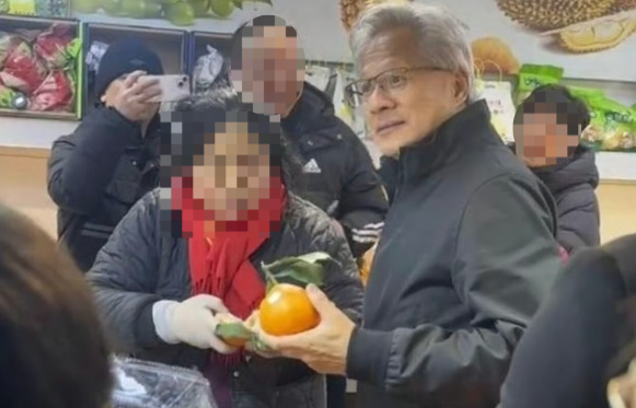 中 시장 깜짝 방문한 젠슨 황…12만원 '복주머니' 선물