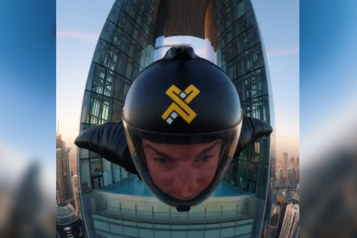 시속 200㎞로 마천루에 난 구멍 통과…윙슈트 선수들 아찔한 곡예비행