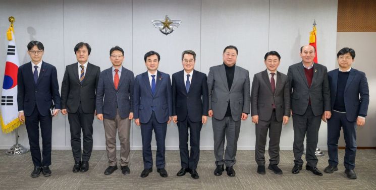 28일 국방부 본부에서 안규백 국방부 장관 주재로 열린 '경기북부 반환공여지 개발 정부 지원방안 지방정부 의견 청취 간담회'를 개최한 후 기념촬영을 하고 있다. 경기도 제공