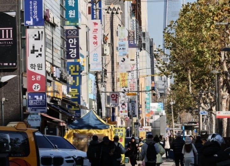 "아이 사랑 끝판왕? 씁쓸하다"…대치동 학원가에 '자녀 쉼터' 캠핑카 주차 논란