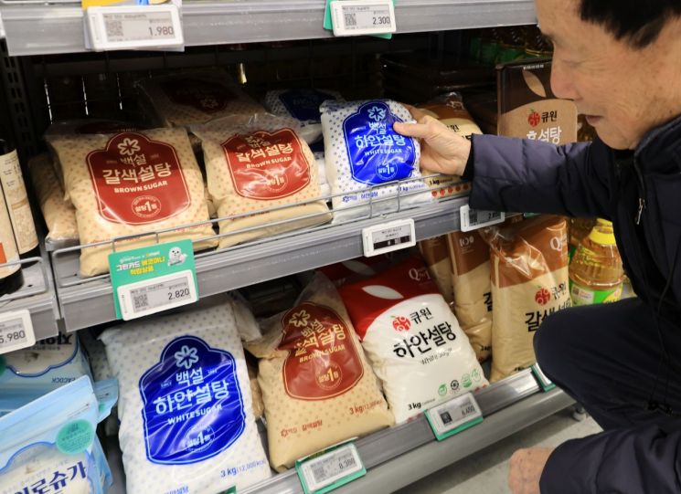 28일 서울 시내 한 대형마트에서 시민이 설탕을 고르는 모습으로 기사 이해를 돕기 위한 사진. 연합뉴스
