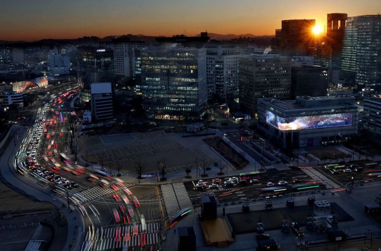지난해 12월31일 새벽 서울 광화문 일대 빌딩숲 사이로 해가 떠오르는 모습. 조용준 기자