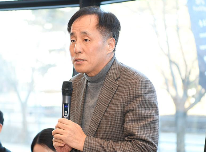 장영진 무역보험공사 사장이 28일 정부세종청사 인근에서 열린 기자간담회에서 인사말을 하고 있다.