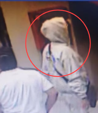 호세 헤리 페루 대통령이 지난달 26일 수도 리마의 한 중식당에 상의에 달린 모자를 뒤집어쓴 채 입장하고 있는 모습이 담긴 CCTV 장면. 라티나 노티시아스 방송