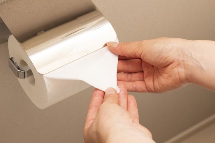 "화장실 휴지, '이 방향'으로 걸면 절대 안돼"…세균 노출 위험↑