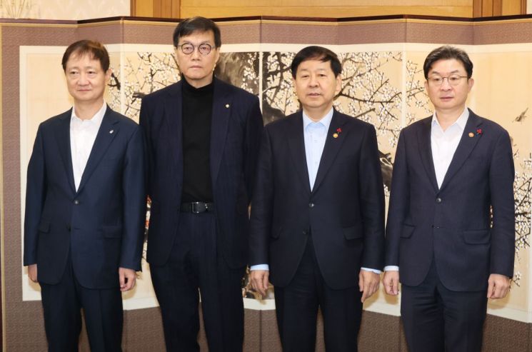 트럼프 인하 압박에도 美 금리동결…파월 "중앙은행 독립성 중요"