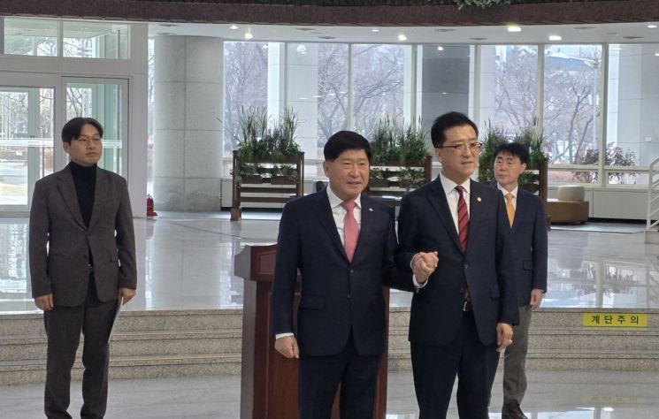 앞줄 왼쪽부터 홍성현 충남도의회 의장, 조원휘 대전시의회 의장(사진=모석봉 기자)