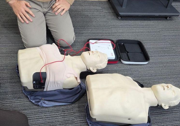 여성 환자, 속옷 벗기지 말고 심폐소생술…"아기는 양손으로 감싸안고 엄지로 압박"