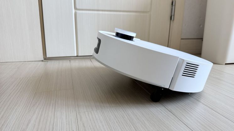 드리미 아쿠아10 울트라 롤러'가 '프로립(ProLeap)' 기능을 이용해 본체 다리를 들어올리는 모습. 권현지 기자