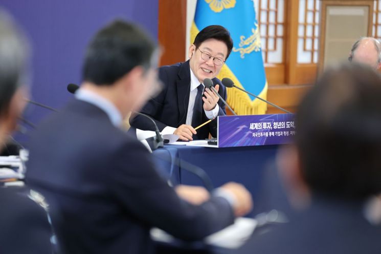 李대통령 "입법·행정 속도 더 확보했으면…정말 많이 부족해 답답"