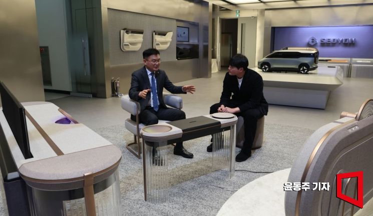 강용석 서연이화 대표가 본지 기자에게 개발중인 자율주행 차량 인테리어에 대해 설명하고 있다. 윤동주 기자