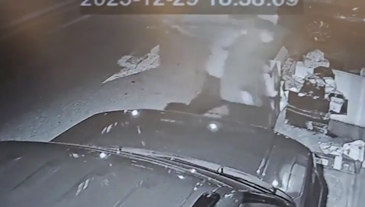 길거리에서 현금 빼앗긴 '피해자' 잡아간 경찰…알고보니 보이스피싱 전달책 