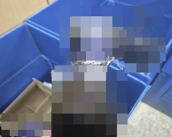 검찰이 A씨와 B씨가 운영하는 유흥주점에서 압수한 가짜 양주. 양주병 뚜껑을 덮고 있는 비닐 일부가 뜯어져 있는 모습이 확인된다. 부산지검