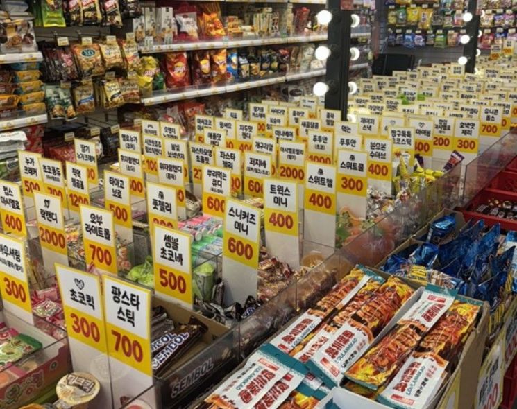 "밀수품이라고?" 저렴해서 즐겨 먹었는데…세계과자할인점 12곳 '세관 적발' 