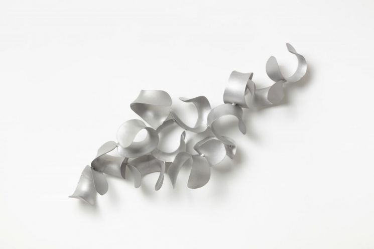 Still endures,2026, Aluminium, 45(h) x 110(w) x 23.5(d) cm 사진 에디트프로젝트