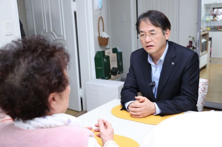 이동환 시장, 독거노인 가정 방문…“안전하고 따뜻한 겨울나기 지원”