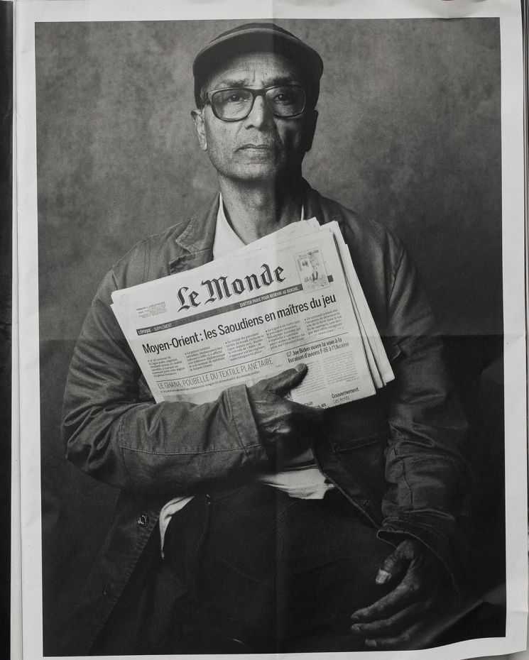 아크바르는 신문 가판대에서 르몽드 등을 사서 동네 카페를 돌며 재판매한다. 알리 아크바르 인스타그램