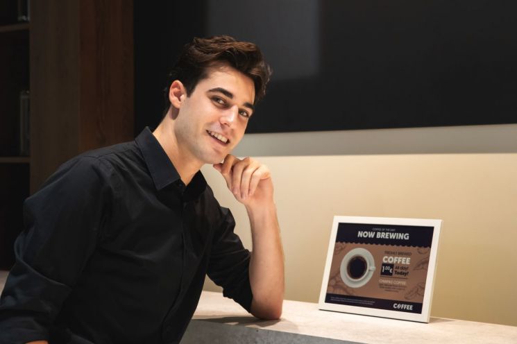 Samsung Electronics Launches A4-Size Color E-Paper Highlighting Ultra-Low Power and Eco-Friendliness