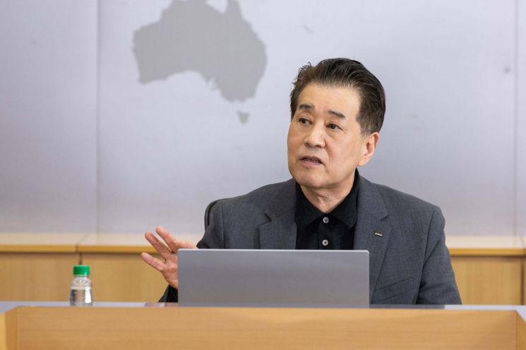 장인화 포스코그룹 회장 "압도적 성과로 시장 신뢰 회복"