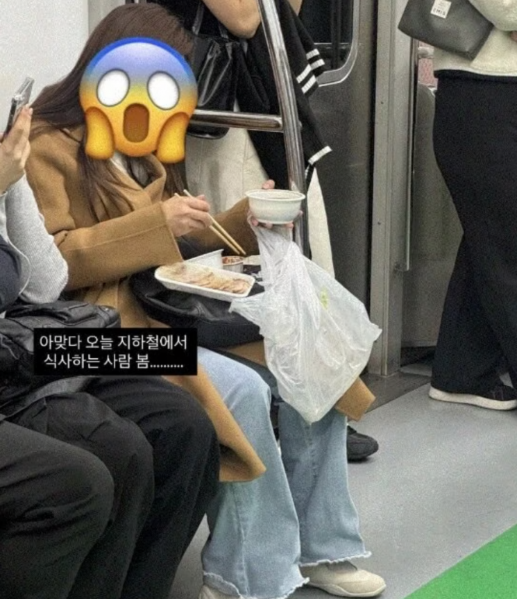 앞서 지난해 11월에도 서울지하철 2호선에서 한 승객이 좌석에 앉아 보쌈과 김치 등 음식을 먹는 사진이 SNS에 퍼지며 논란이 일었다. SNS 갈무리