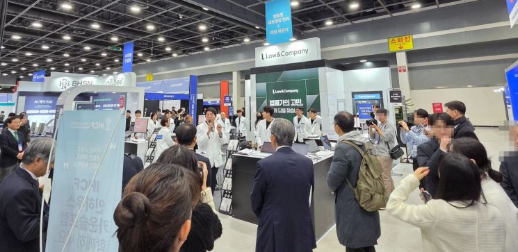 지난해 12월 3일부터 5일까지 서울 서초구 양재동 aT센터에서 법률신문이 개최한 '2025 대한민국 법률 산업 박람회'(LES 2025) 첫 날, 로앤컴퍼니 관계자들이 개막식에 참석한 주요 내빈들에게 슈퍼로이어, 빅케이스 등 자사 제품을 설명하고 있다. 최석진 기자