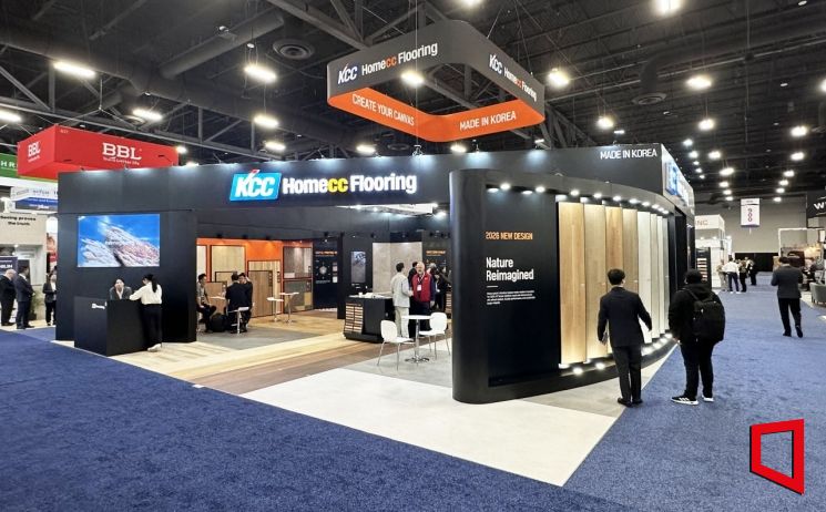 미국 라스베이거스에서 열린 'TISE 2026' 전시회에 마련된 홈씨씨 부스 현장 사진. KCC글라스