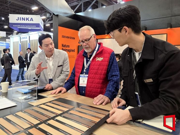 KCC글라스 관계자들이 'TISE 2026' 전시회에 마련된 홈씨씨 부스에서 방문객들과 상담하고 있다. KCC글라스