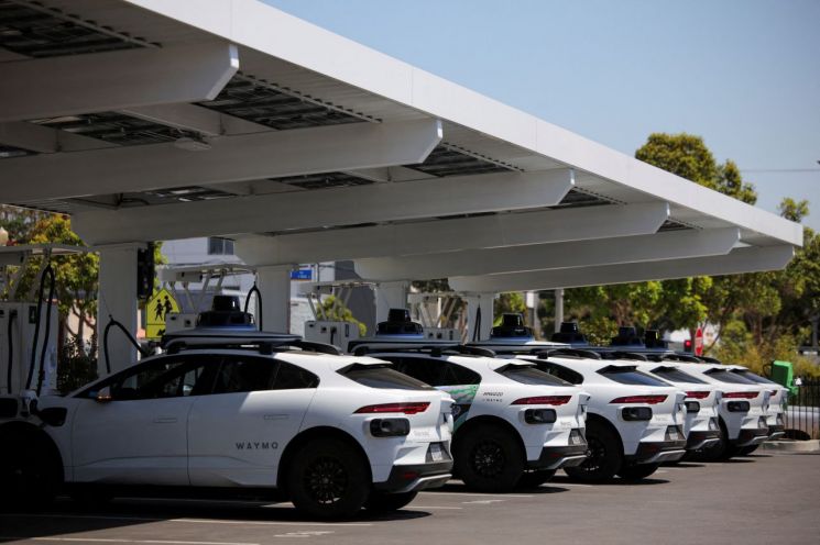 연쇄추돌에 이어 스쿨존서 어린이 사고…자율주행 택시 상용화 또 도마 위